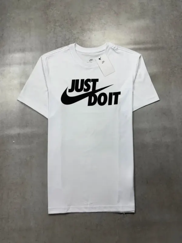 CAMISETA NIKE SPORTWEAR BRANCA